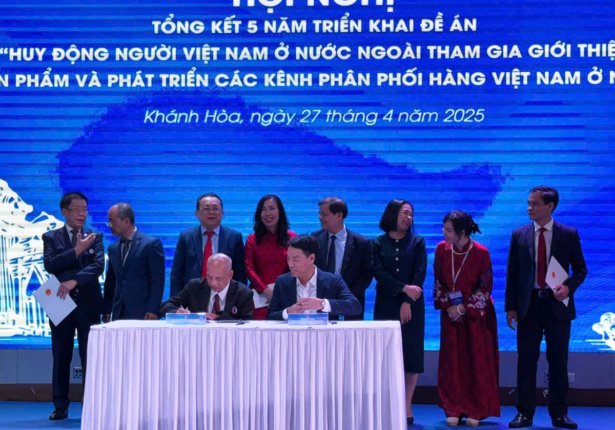 Lễ ký kết hợp tác giữa đại diện của Nền tảng số Quốc gia VIVINA với Hiệp hội Doanh nhân Việt Nam ở nước ngoài &lpar;BAOOV&rpar;