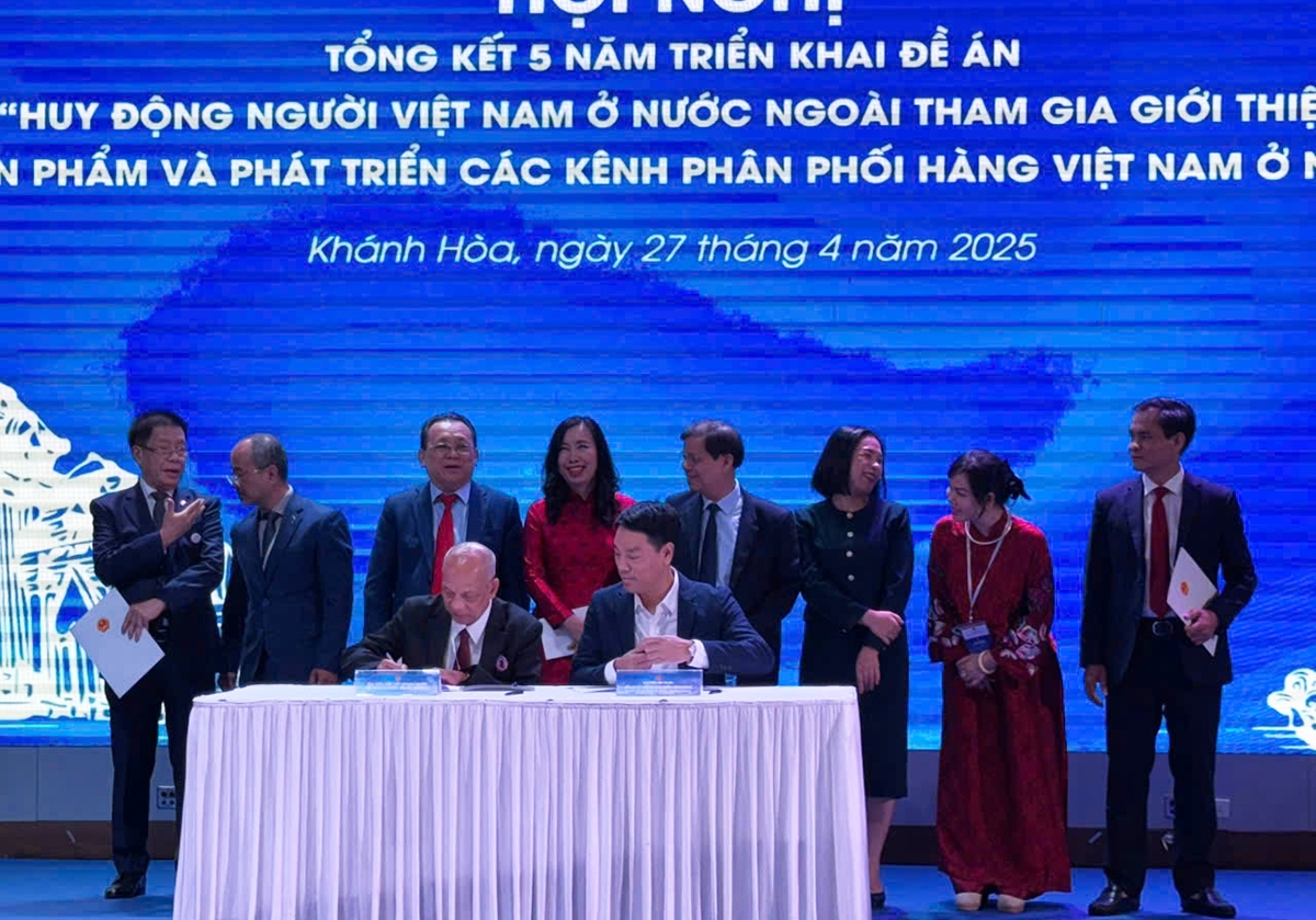 Lễ ký kết hợp tác giữa đại diện của Nền tảng số Quốc gia VIVINA với Hiệp hội Doanh nhân Việt Nam ở nước ngoài &lpar;BAOOV&rpar;