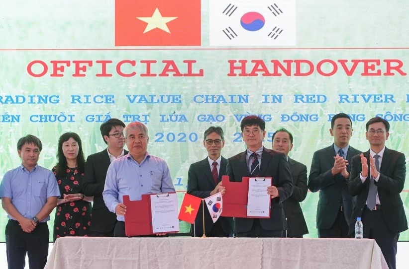 Đại diện Tập đoàn Phát triển nông thôn Hàn Quốc - KRC và Viện Quy hoạch và Thiết kế nông nghiệp ký kết, trao văn bản bàn giao dự án. Ảnh: NN&MT.