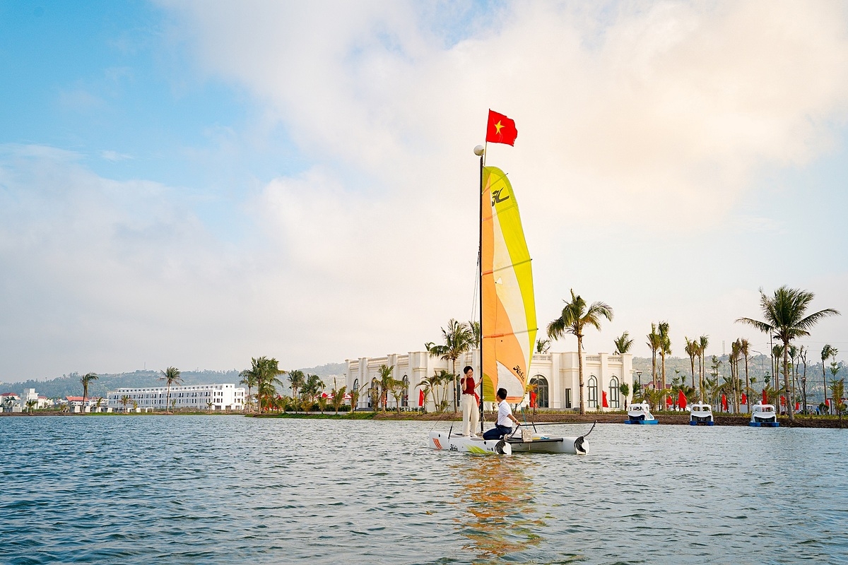 Khu biển hồ rộng 4,5 ha lý tưởng cho các hoạt động thể thao trên nước.