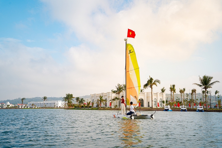 Khu biển hồ rộng 4,5 ha lý tưởng cho các hoạt động thể thao trên nước.