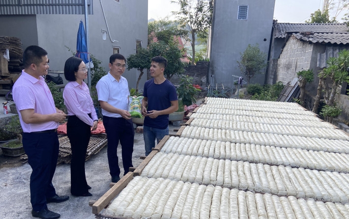 Anh Lý Anh Tuấn, Giám đốc HTX Cao khô Chợ Bãi chia sẻ về sản phẩm với đại diện chính quyền và cán bộ Ngân hàng Chính sách xã hội.