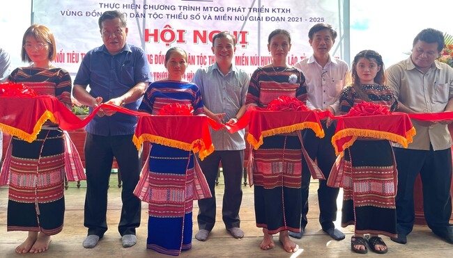 Các đại biểu cắt băng khai trương mô hình thương mại hai chiều tại HTX nông dược và dịch vụ tổng hợp An Toàn. Ảnh: HẢI YẾN