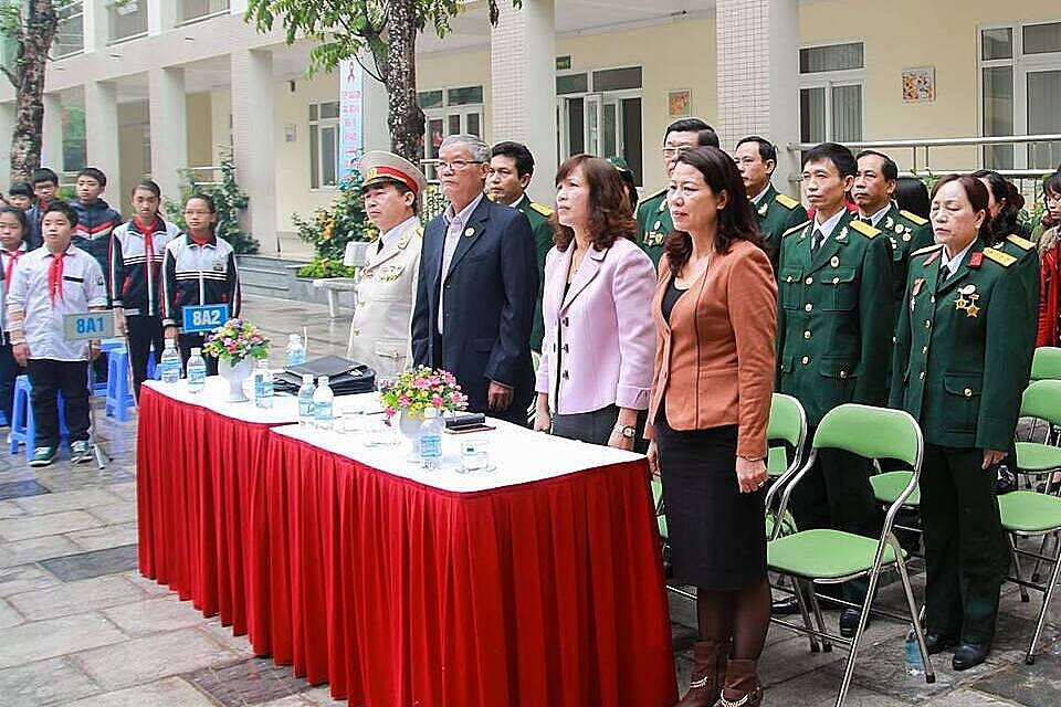 Cựu chiến binh Nguyễn Văn Trang &lpar;Hàng đầu, thứ hai từ trái sang&rpar; trong một lần giao lưu giữa Hội cựu chiến binh Phường Dịch Vọng Hậu với các cháu học sinh trường THCS Dịch Vọng A.