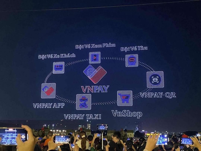 Logo và các dịch vụ liên quan đến nhà tài trợ VNPAY xuất hiện dày đặc trong buổi trình diễn drone tối ngày 28/4.