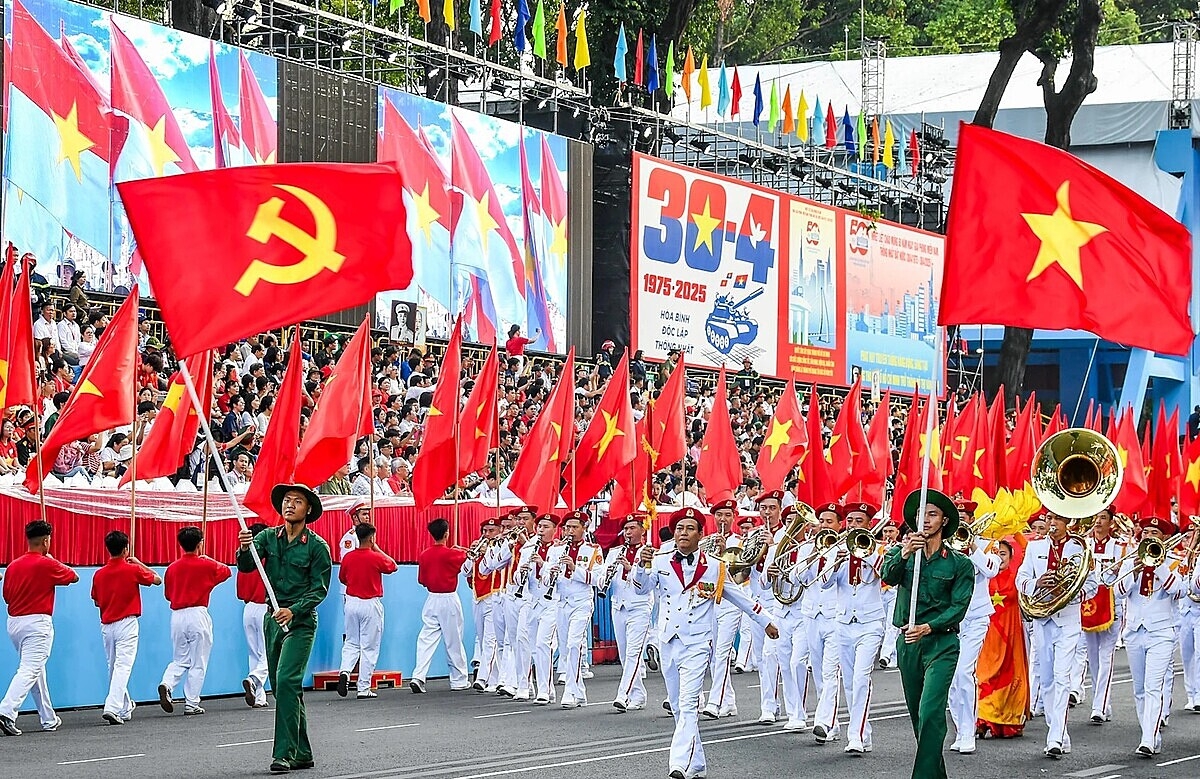 Không khí hân hoan đang tràn ngập khắp TP.HCM trong ngày giải phóng miền Nam, thống nhất đất nước