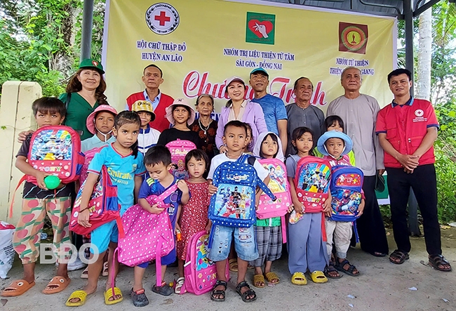 Trao quà cho các em học sinh có hoàn cảnh khó khăn.