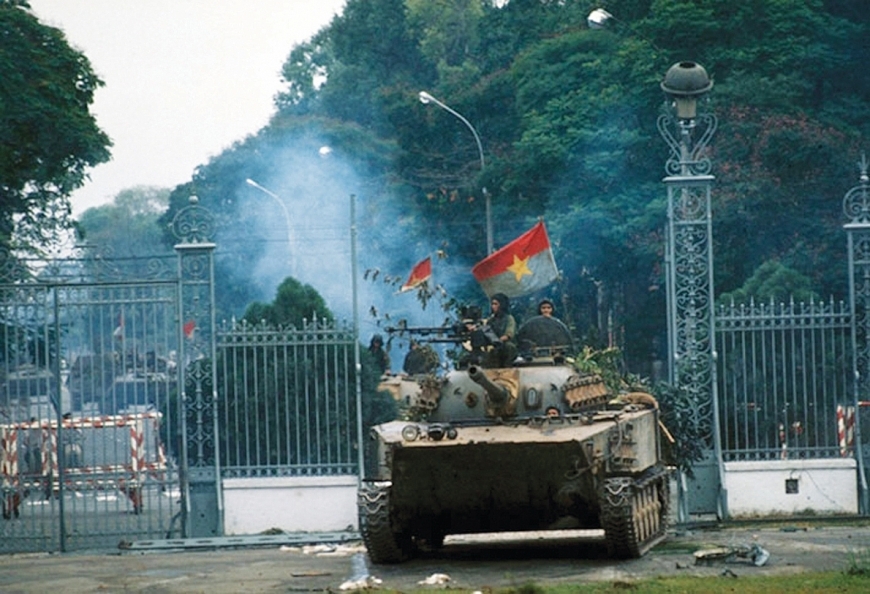 Khoảnh khắc lịch sử xe tăng Quân giải phóng tiến vào Dinh Độc Lập vào trưa 30/4/1975, đánh dấu Chiến dịch Hồ Chí Minh lịch sử toàn thắng, kết thúc vẻ vang cuộc kháng chiến chống Mỹ cứu nước kéo dài 21 năm, giải phóng hoàn toàn miền Nam, thống nhất đất nước.