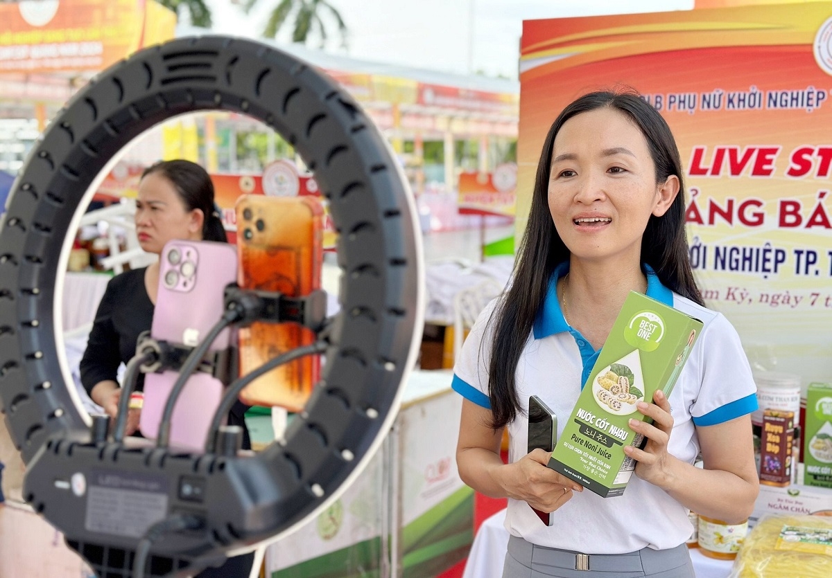 Thành viên của các HTX cũng tích cực tham gia livestream bán hàng, tiêu thụ sản phẩm, giảm nghèo bền vững.