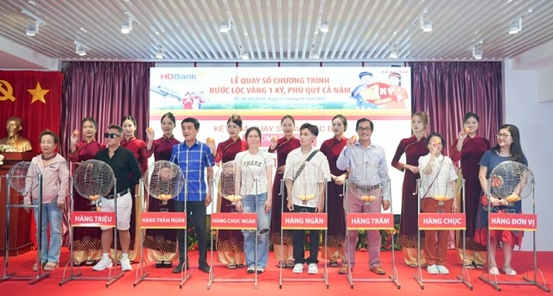 Các khách hàng cùng tham gia quay số lồng cầu để tìm ra chủ nhân của các giải thưởng giá trị.