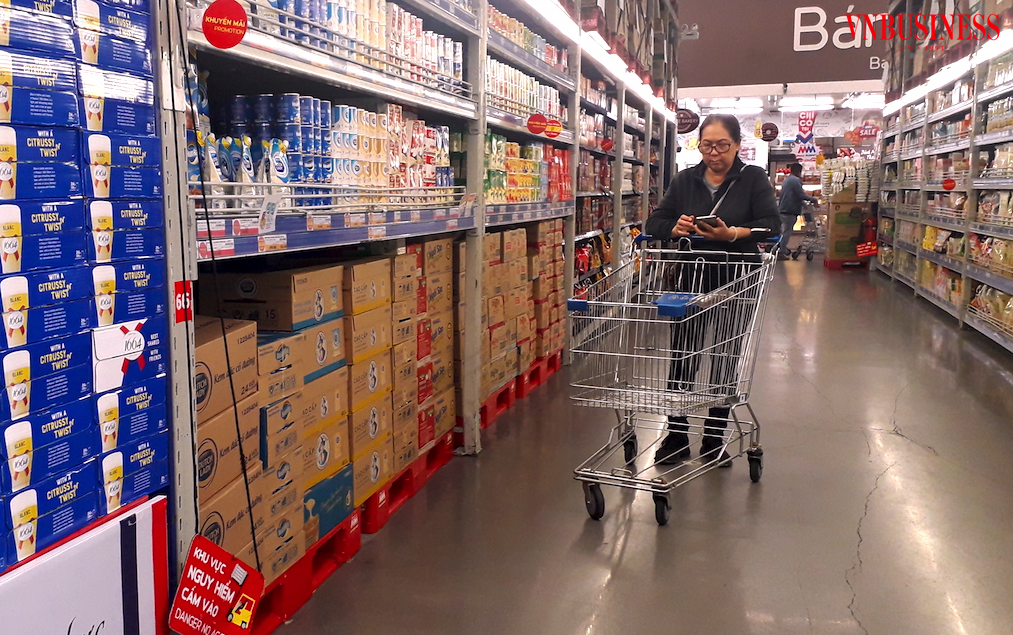 “Sóng gió” thuế quan có thể sẽ tác động tiêu cực đến sức mua, thay đổi hành vi tiêu dùng ở Việt Nam, là thách thức mà các “ông lớn” bán lẻ nội địa cần có đối sách phù hợp.