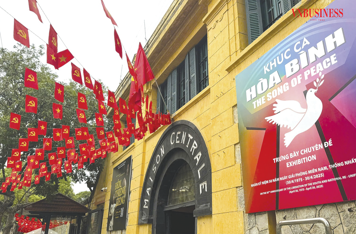 Những ngày sát thời điểm tổ chức Đại lễ kỷ niệm 30/4, đường phố Hà Nội tràn ngập hình ảnh cờ đỏ sao vàng, pano, biểu ngữ tuyên truyền cổ động.