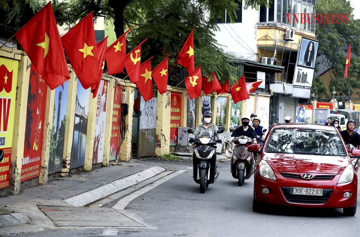 Tại nhiều tuyến phố, cờ Tổ quốc được người dân trang hoàng đều tăm tắp, tạo nên không khí hân hoan, rạng rỡ trong ngày hội non sông.