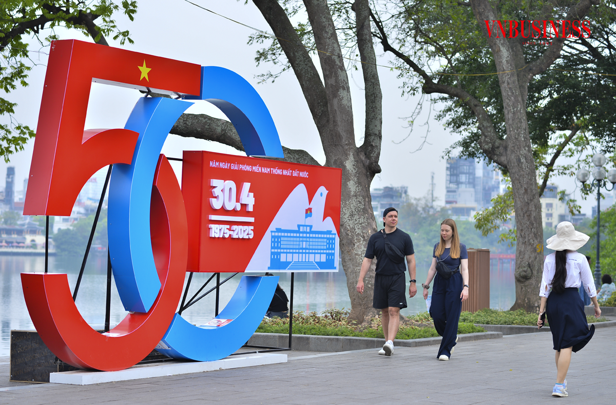 Du khách trong và ngoài nước đến Hà Nội vào những ngày này đều cảm thấy rất thích thú trước sự đổi thay đầy màu sắc của Thành phố.