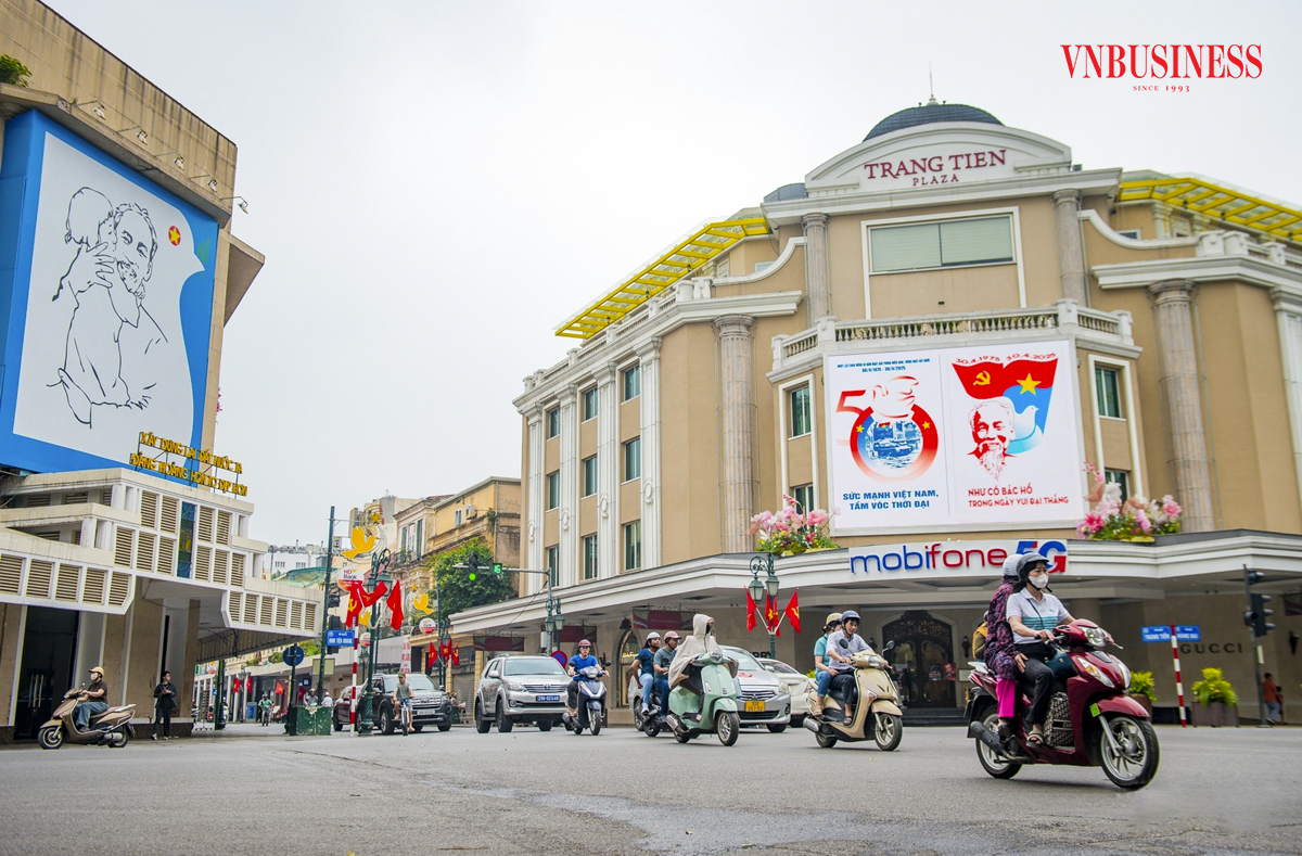Khu vực Tràng Tiền Plaza treo hình Chủ tịch Hồ Chí Minh và khẩu hiệu cổ động sức mạnh dân tộc Việt Nam.