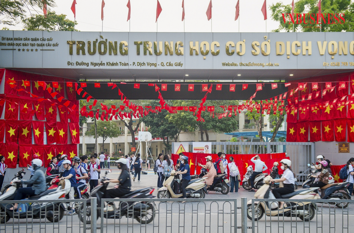 Tại Trường THCS Dịch Vọng Hậu &lpar;Cầu Giấy&rpar; được phủ kín cổng trường bằng cờ đỏ sao vàng để hòa chung không khí hân hoan chào đón lễ kỷ niệm 50 năm thống nhất đất nước, non sông về một dải.