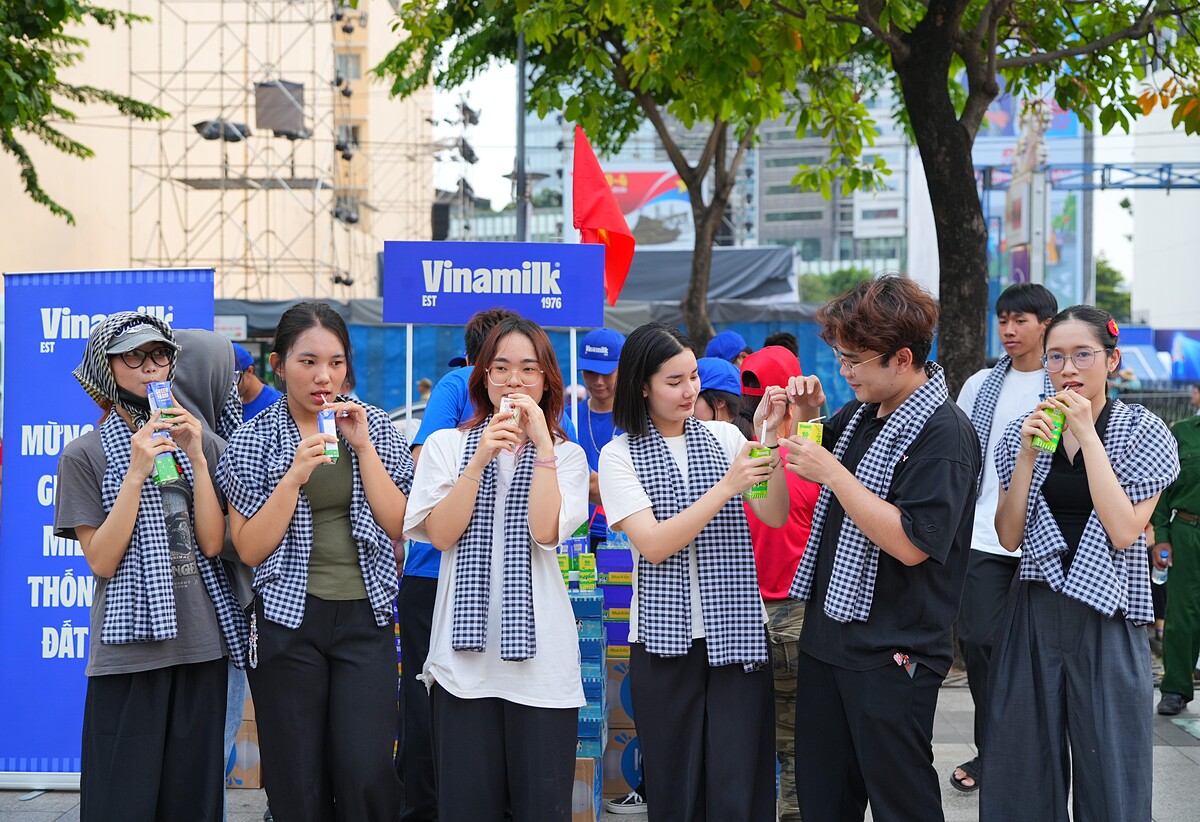 Người dân dù lứa tuổi nào, thế hệ, nghề nghiệp nào cũng đều hòa mình hân hoan kỷ niệm ngày đại thắng, thống nhất non sông. Thu Thảo &lpar;24 tuổi, ngụ TP.HCM&rpar; cho biết đây là lần đầu tiên được đón mừng dịp lễ lớn như vậy, cảm giác “cắm trại” giữa biển người, ai cũng chung một niềm vui, tự hào về đất nước khiến cô càng cảm thấy rõ nét hơn tinh thần dân tộc, tình yêu nước để trưởng thành và có trách nhiệm hơn với quê hương.