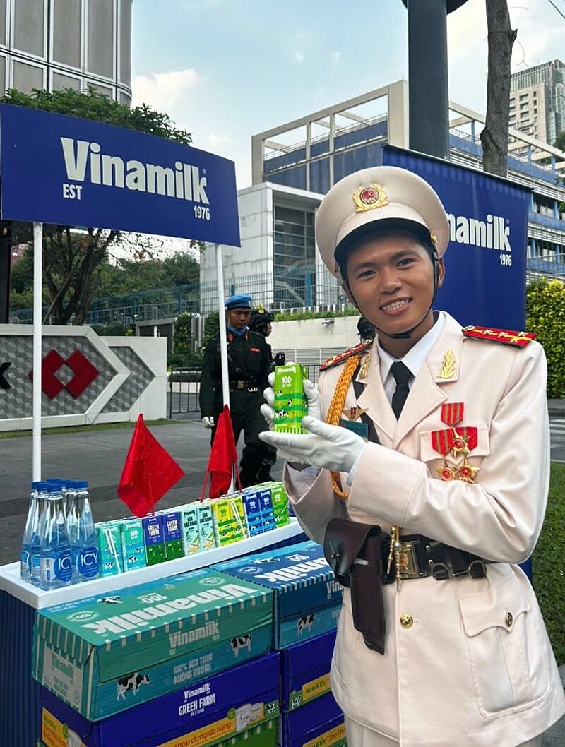 Niềm vui rạng ngời của các anh lính trẻ trước giờ diễu binh chính thức mừng kỷ niệm 50 năm Giải phóng miền Nam, thống nhất đất nước và được tiếp thêm dinh dưỡng từ Vinamilk.