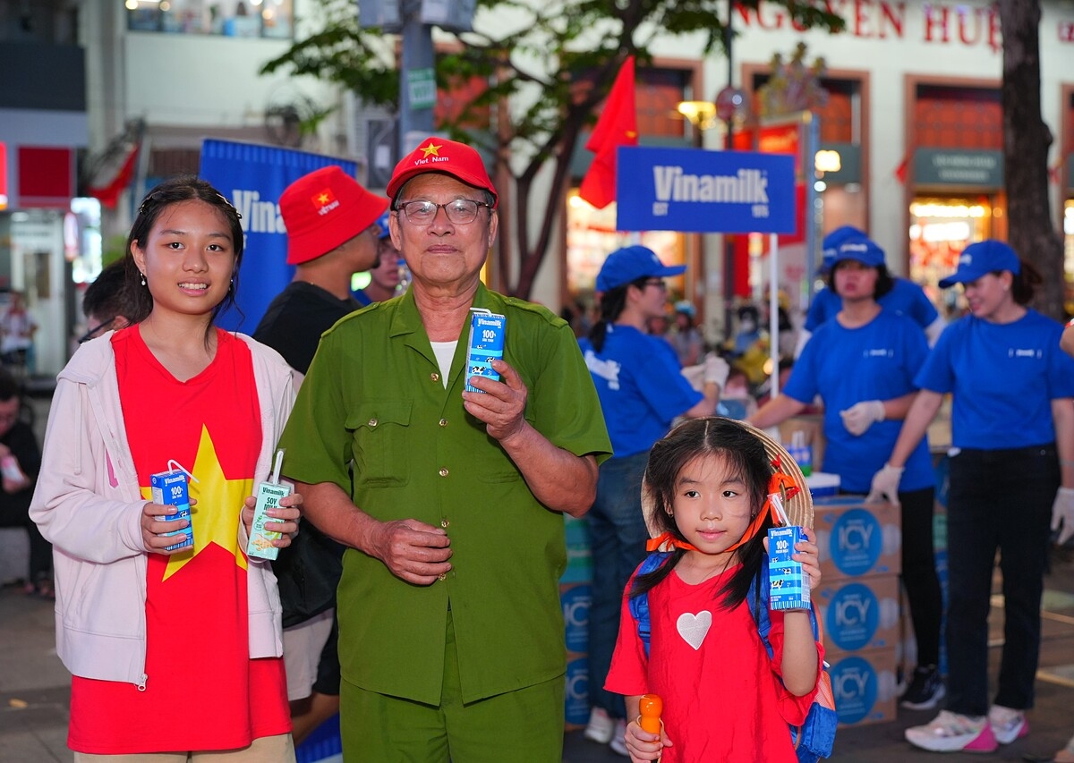 Người ông cựu chiến binh dắt cháu đi chơi lễ và cũng để truyền đạt đến các cháu một giai đoạn lịch sử hào hùng và lòng biết ơn thế hệ cha ông.