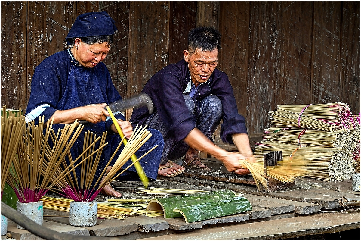 Nghề làm hương có thể giúp người dân có thu nhập hàng chục triệu đồng mỗi năm.