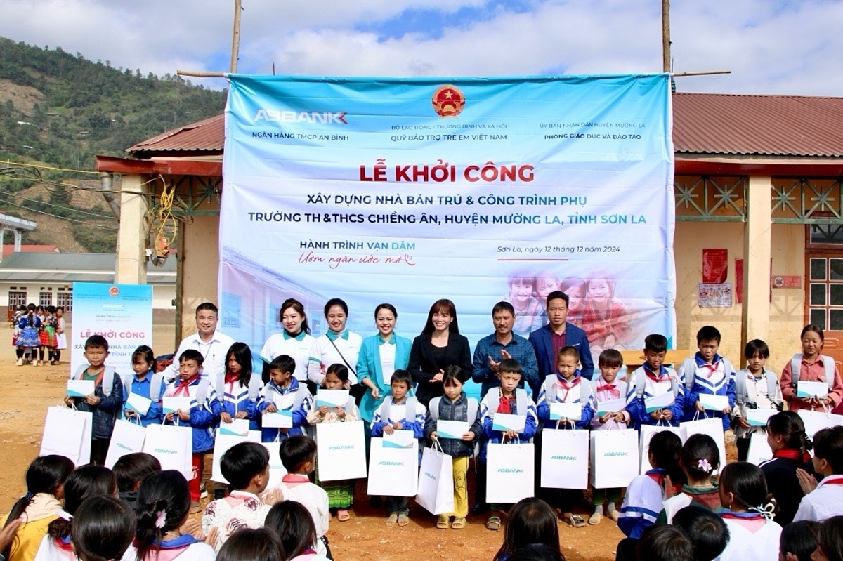 Những phần quà yêu thương được đóng góp từ chính CBNV ABBANK cùng bạn bè, người thân được trao đến các em học sinh như một lời động viên ấm áp, chân tình.