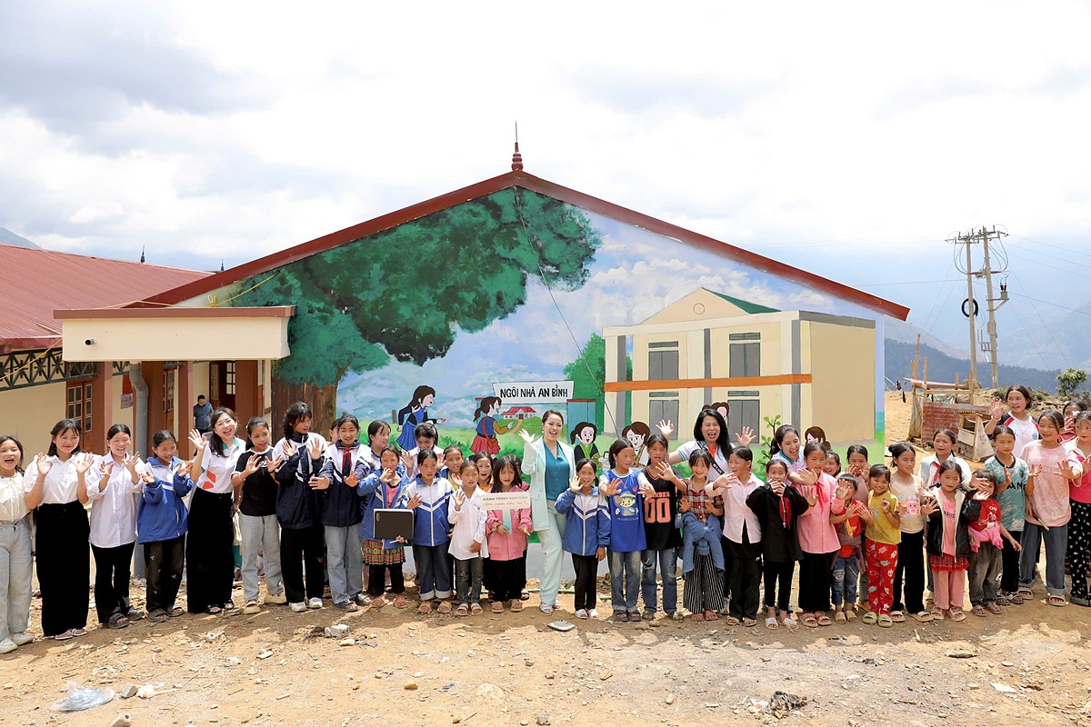 Các em nhỏ hân hoan trước bức tường Ngôi nhà An Bình sinh động, nhiều màu sắc.