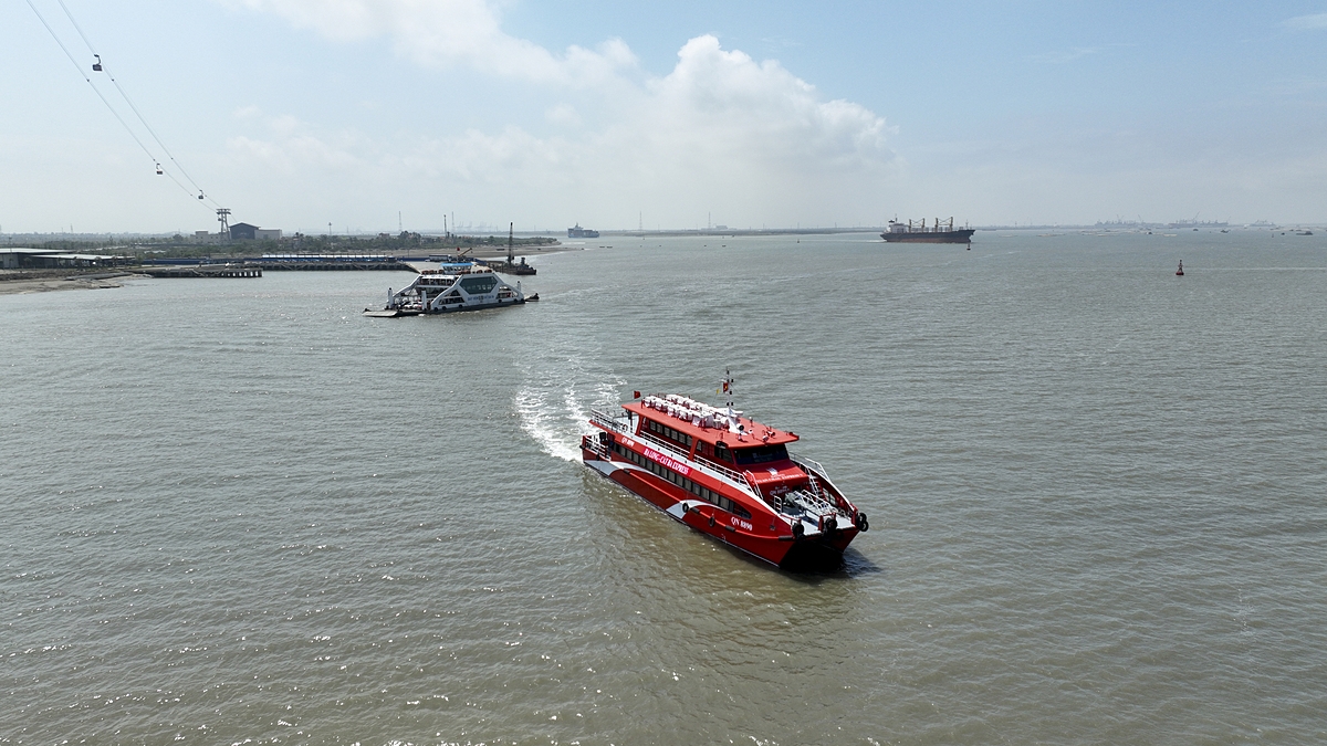 Thông tin từ Ban Quản lý Bến phà Đồng Bài – Cái Viềng cho biết, từ đầu tháng 4/2025 đến nay, lưu lượng khách qua phà đã tăng rõ rệt, đặc biệt vào dịp cuối tuần, nhiều phương tiện phải xếp hàng chờ gần một tiếng để được lên phà.