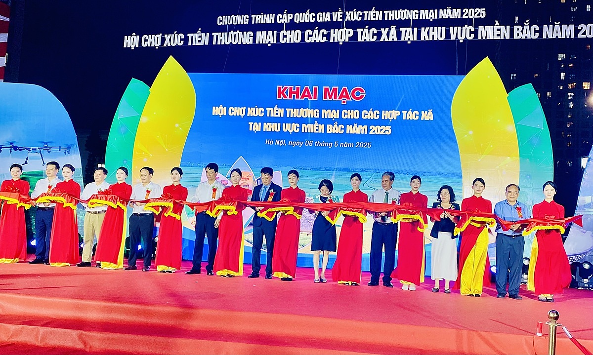 Các đại biểu cắt băng khai mạc hội chợ.