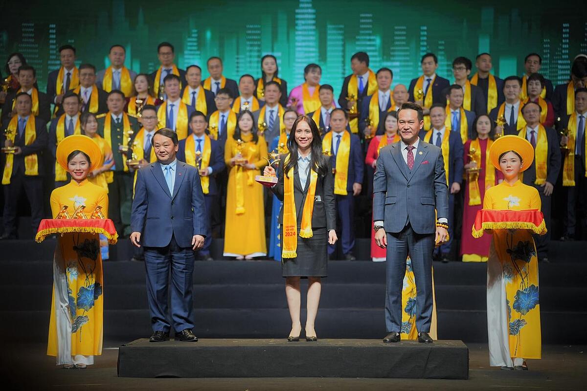 Bà Nguyễn Thị Linh Chi – Phó Tổng Giám đốc PVcomBank đại diện Ngân hàng nhận giải thưởng Sao Vàng đất Việt 2024.