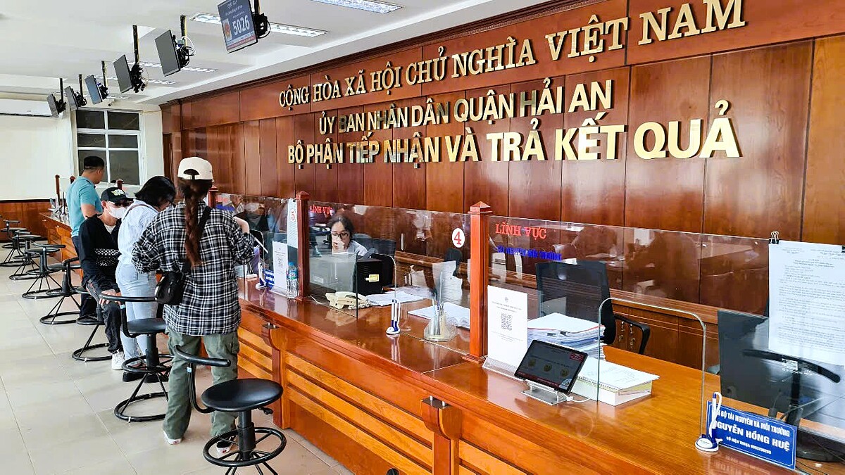 Công dân làm thủ tục hành chính tại một cửa quận Hải An, Hải Phòng. Ảnh: Vũ Trang
