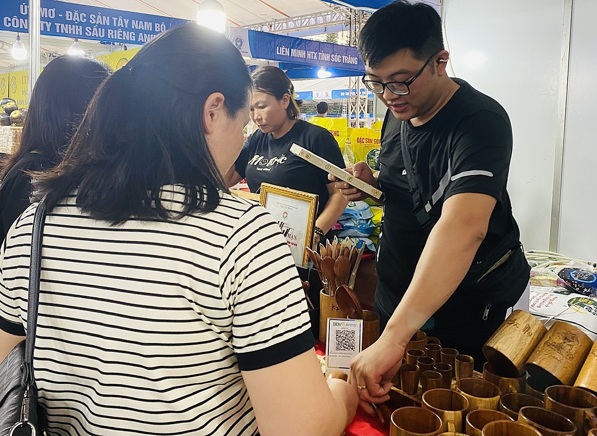 Giám đốc HTX đồ gỗ gia đình On giới thiệu sản phẩm tới khách hàng.