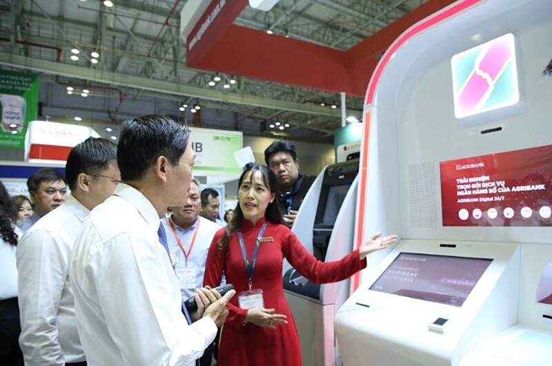 Agribank cam kết thực hiện mạnh mẽ Nghị quyết 57-NQ/TW của Bộ Chính trị, đẩy mạnh chuyển đổi số và đổi mới sáng tạo, nhằm nâng cao hiệu quả hoạt động và đóng góp vào sự phát triển bền vững của nền kinh tế quốc gia.