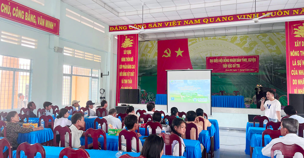 Các thành viên của HTX Nông nghiệp dịch vụ nông thôn Bình Nhì tham gia Lớp tập huấn ứng dụng phần mềm chuyển đổi số.