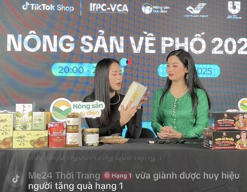 Giám đốc HTX Bản Việt &lpar;bên trái ảnh&rpar; tham gia livestream cùng diễn viên Ngô Lệ Quyên.
