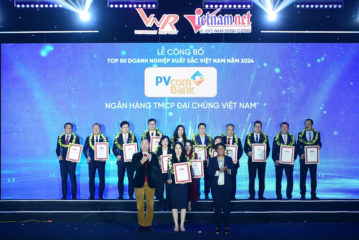 Bà Nguyễn Thị Linh Chi - Phó Tổng Giám đốc PVcomBank đại diện Ngân hàng nhận giải thưởng.