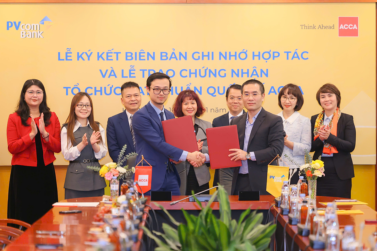Tại buổi lễ, đại diện ACCA và đại diện PVcomBank đã ký kết biên bản ghi nhớ hợp tác.