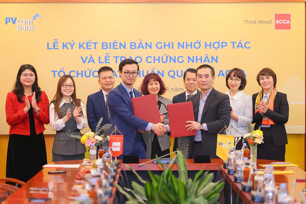 Tại buổi lễ, đại diện ACCA và đại diện PVcomBank đã ký kết biên bản ghi nhớ hợp tác.