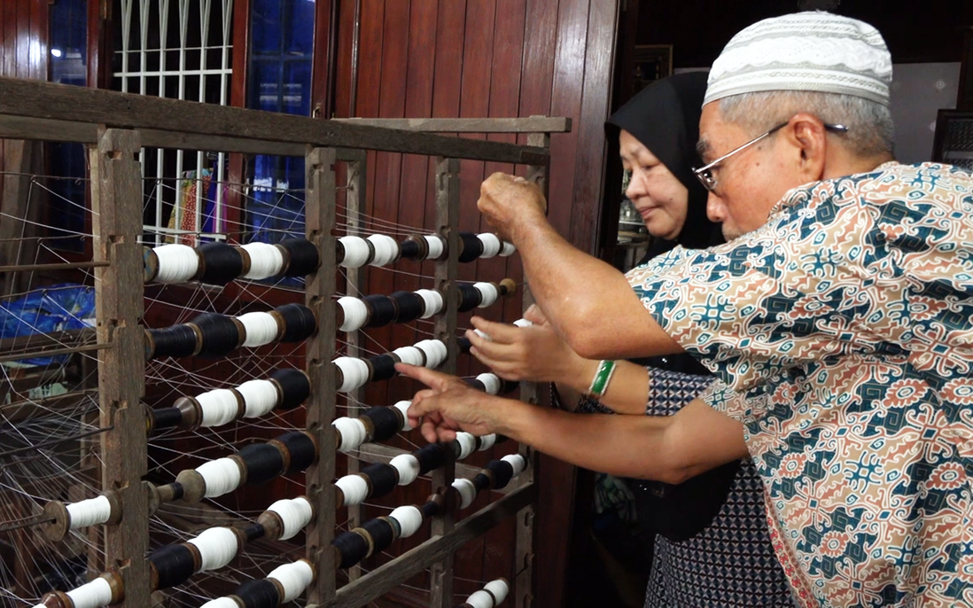 Khách du lịch trải nghiệm hoạt động dệt thổ cẩm của người Chăm ở Châu Phong.