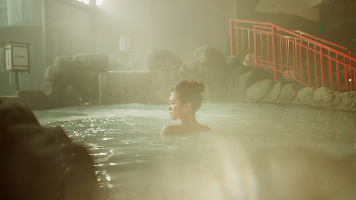 Cư dân tắm khoáng nóng tại KĐT Ecopark Hưng Yên.