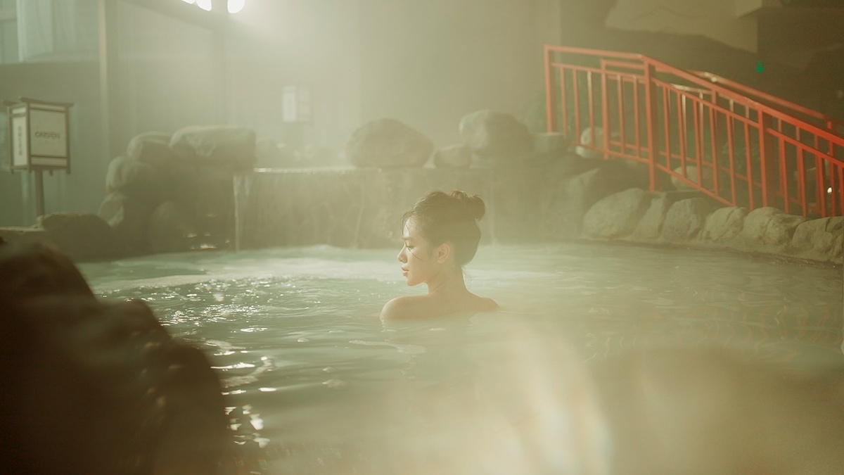 Cư dân tắm khoáng nóng tại KĐT Ecopark Hưng Yên.