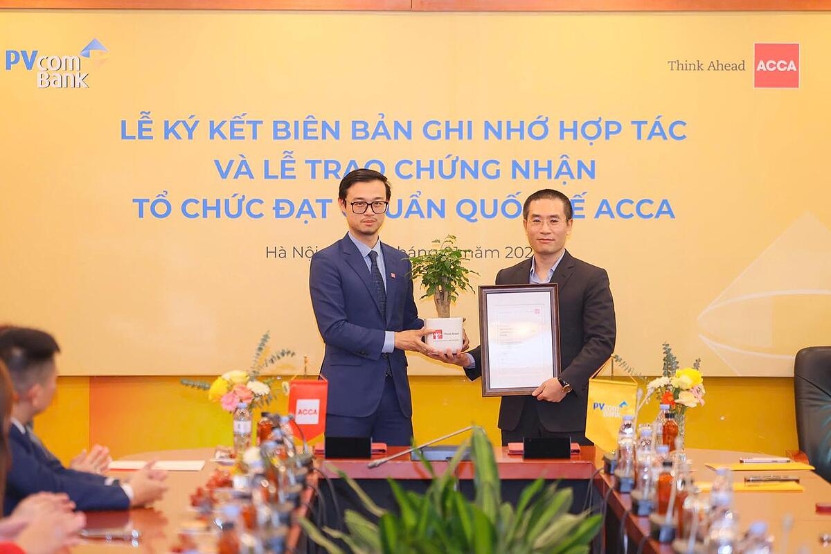 Đại diện ACCA trao chứng nhận “Tổ chức đạt chuẩn Quốc tế ACCA” &lpar;ACCA Approved Employer&rpar; cho đại diện PVcomBank.