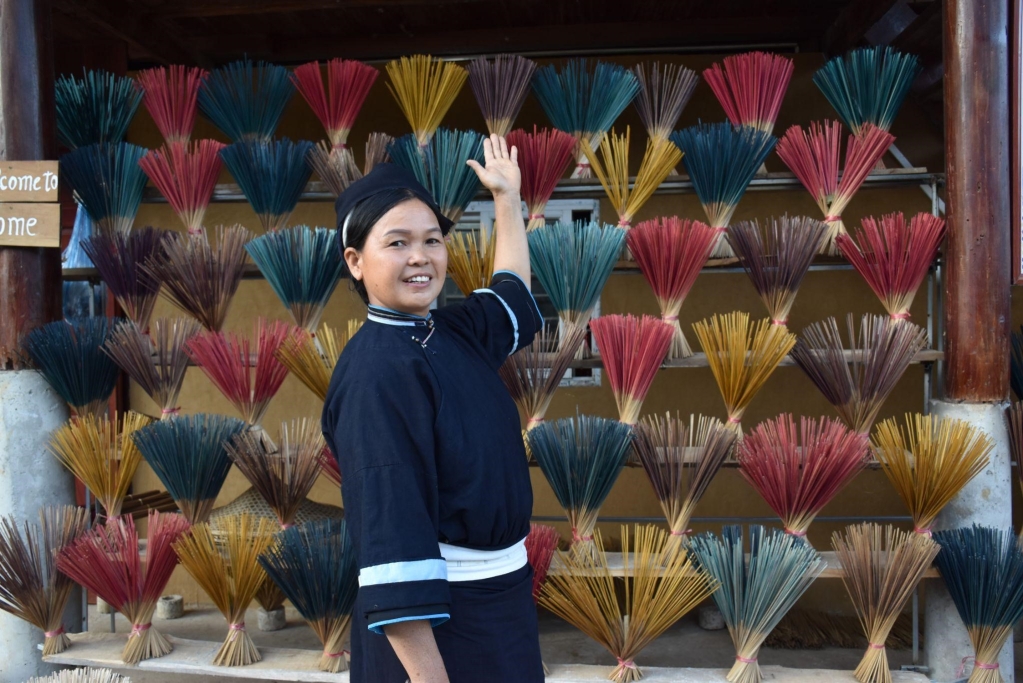 Nghề làm hương ở Pja Thắp không chỉ cho sản phẩm tiêu thụ mà còn thu hút khách du lịch đến trải nghiệm