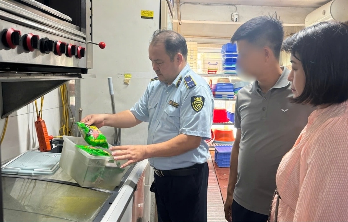 Đoàn kiểm tra cơ sở tại Cầu Giấy sáng ngày 8/5.