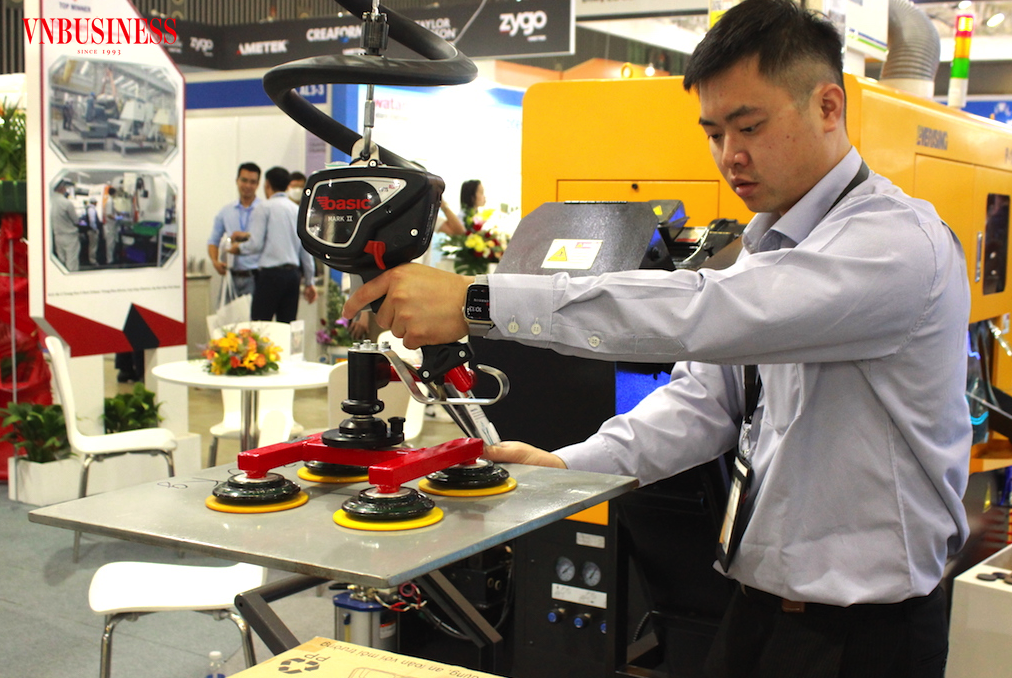 Thay vì “ngồi yên chịu trận”, các DN Việt đang nhanh chóng thích ứng bằng cách chuyển hướng sang các công nghệ mới nhằm cải thiện sức cạnh tranh.