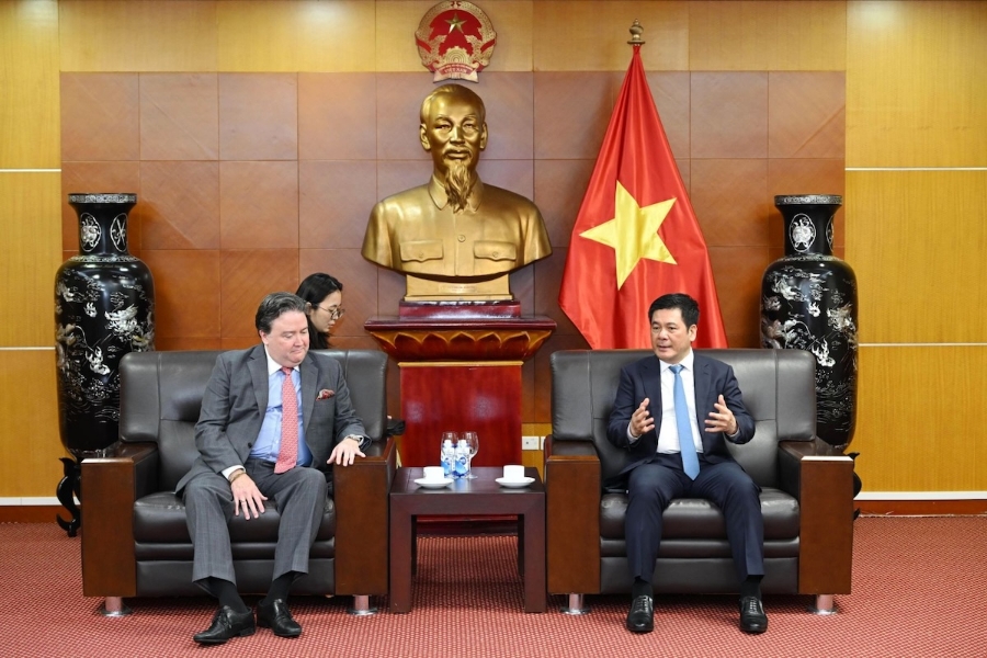 Bộ trưởng Bộ Công Thương, Trưởng Đoàn đàm phán Chính phủ về Thương mại với Hoa Kỳ Nguyễn Hồng Diên tiếp Ngài Marc E. Knapper, Đại sứ đặc mệnh toàn quyền Hợp chúng quốc Hoa Kỳ tại Việt Nam.