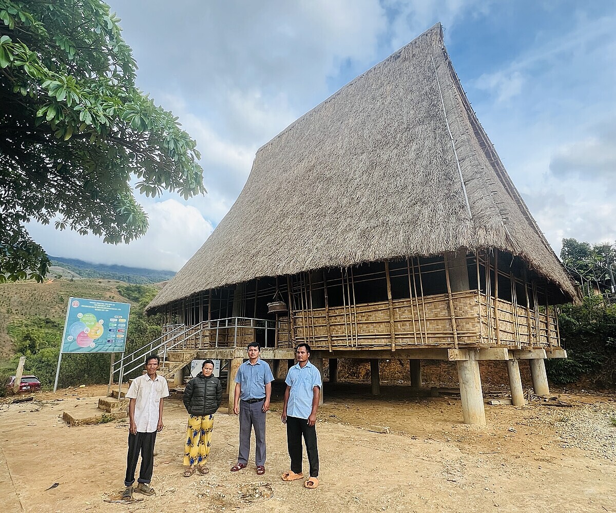 Cán bộ huyện bám cơ sở, trao đổi hướng dẫn người dân cách trồng trọt, chăn nuôi.