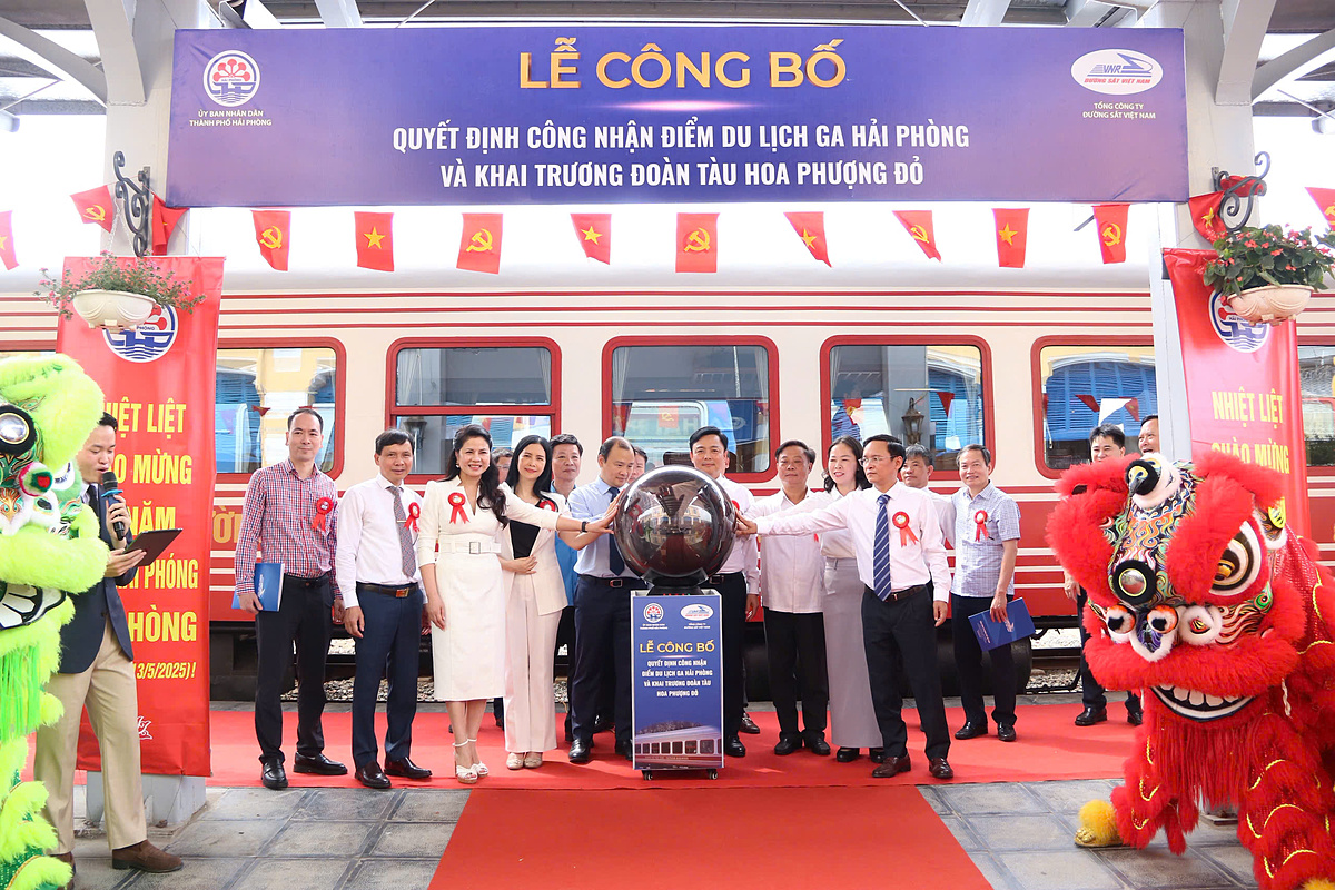 Các đại biểu thực hiện nghi thức khai trương đoàn tàu chất lượng cao Hoa Phượng Đỏ.