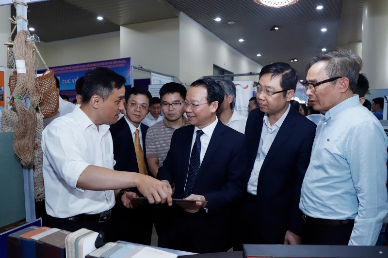 Bộ trưởng Bộ Nông nghiệp và Môi trường Đỗ Đức Duy cùng các đại biểu tham quan gian hàng trưng bày các thiết bị quan trắc tự động.