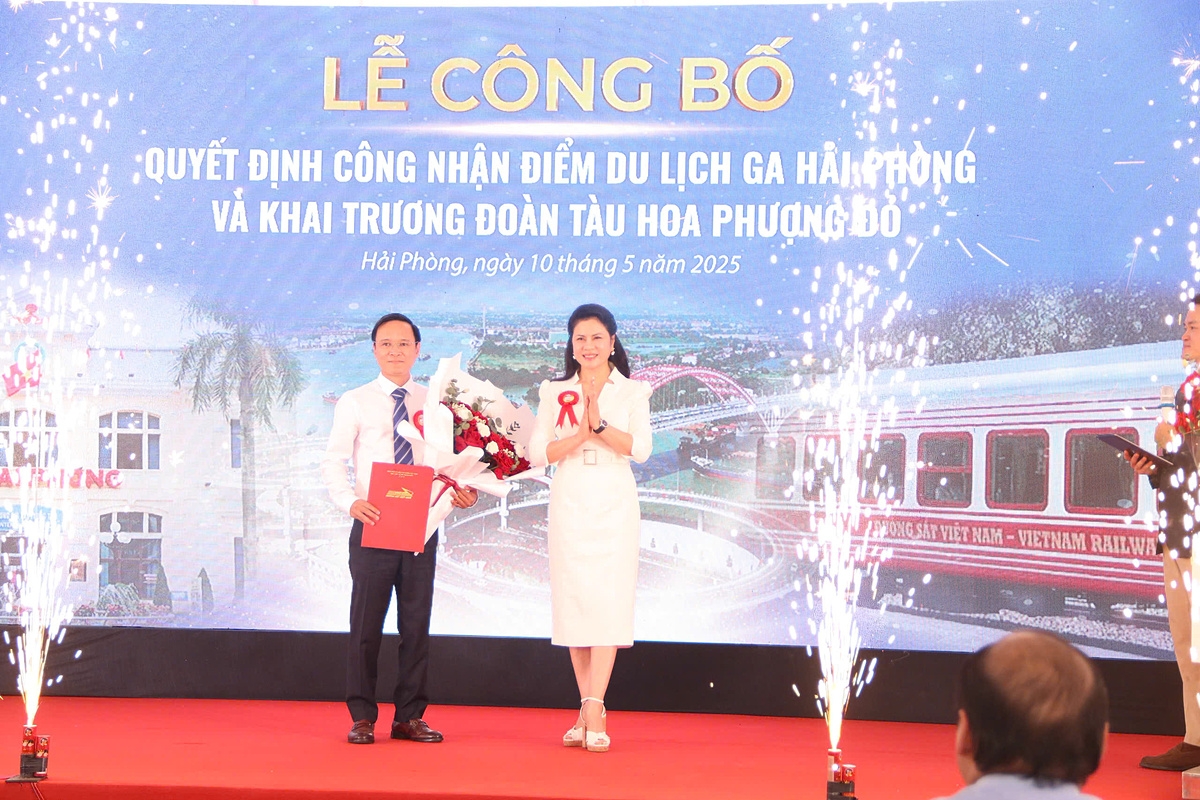 Giám đốc Sở VHTTDL Hải Phòng trao quyết định công nhận Ga Hải Phòng thành Điểm du lịch.