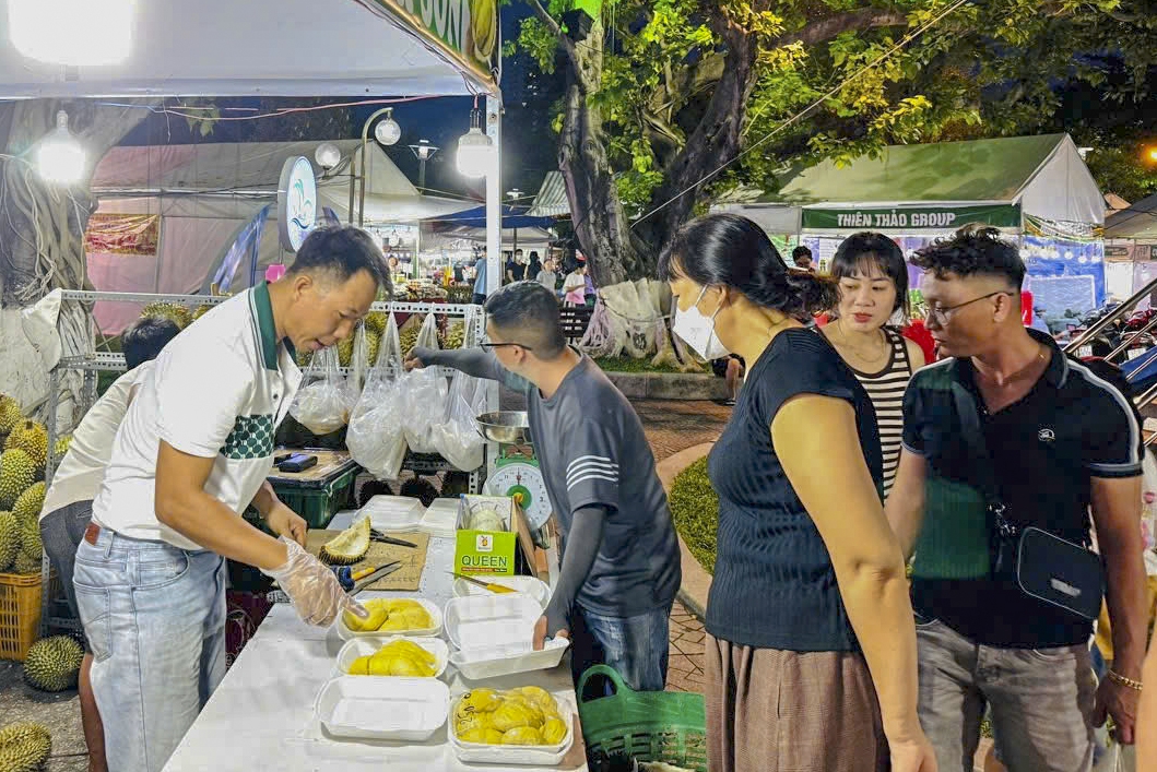 Chính quyền các cấp tại Khánh Hòa thường xuyên tổ chức các buổi xúc tiến thương mại để quảng bá sản phẩm của HTX, bà con tới người tiêu dùng.